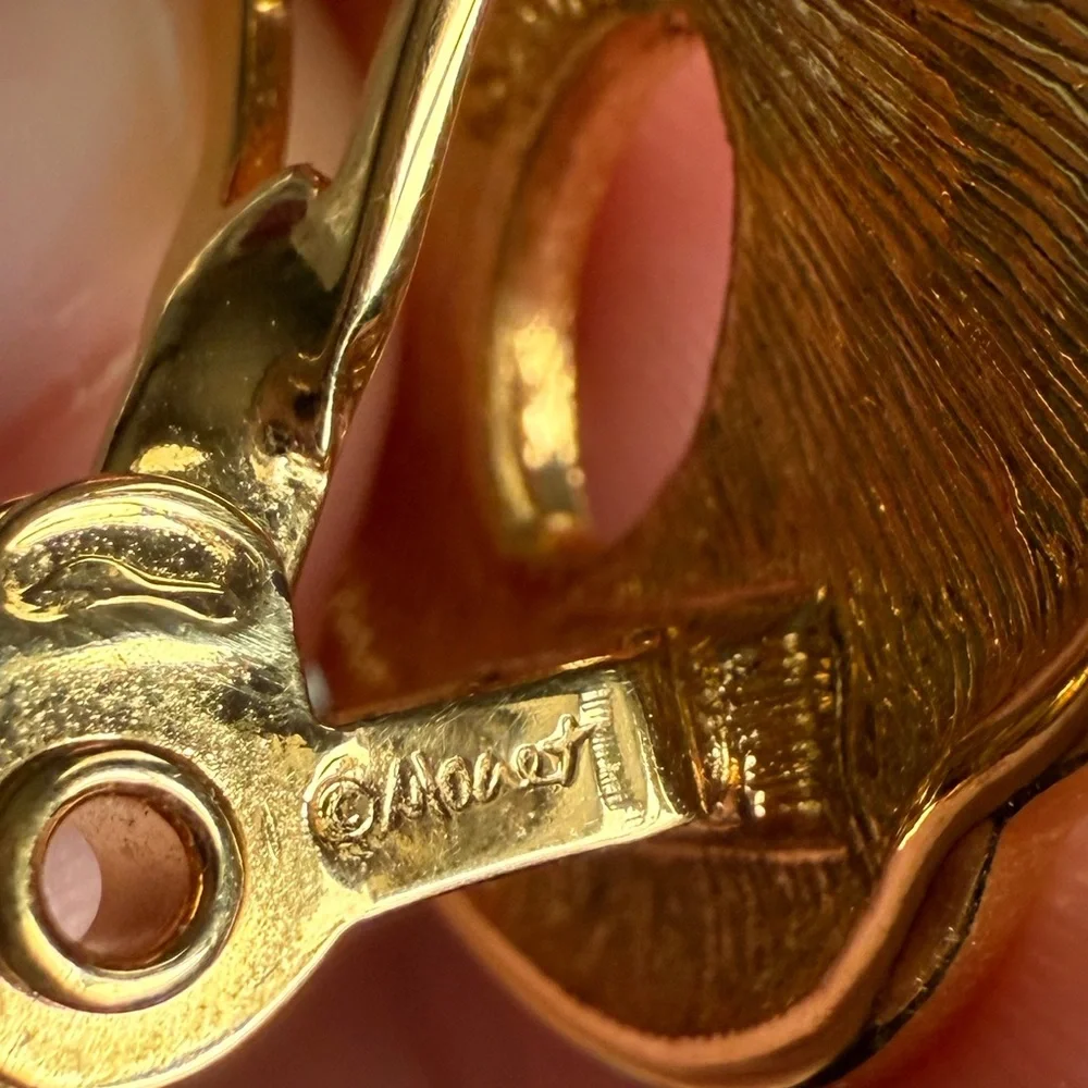 Vintage Monet White Enamel Swirl Clip-On Earrings – Gold Tone - Picture 4 of 8